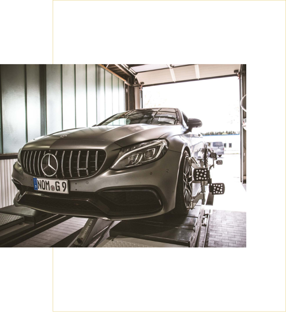 Ein BMW auf einer Hebebühne in der Werkstatt von Marco Ewert