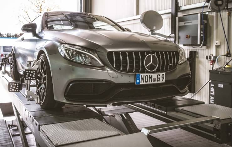Ein Mercedes steht auf der Hebebühne in der Werkstatt von Marco Ewert Automobile