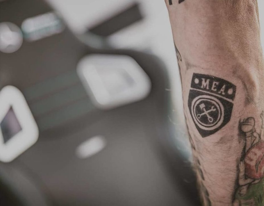 Arm mit Tattoo vom Logo von Marco Ewert Automobile